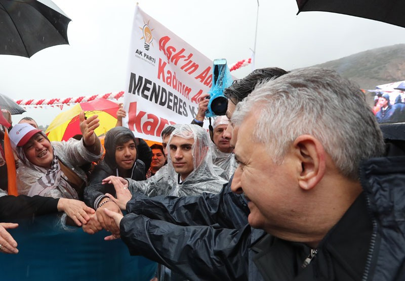 Binali Yıldırım'a İzmir'de yağmura rağmen yoğun karşılama - Resim: 3