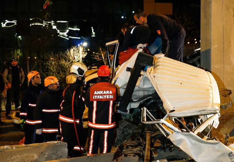 Ankara'da feci kaza hurdaya dönen kamyonda sıkışan sürücü böyle kurtarıldı - Resim: 3
