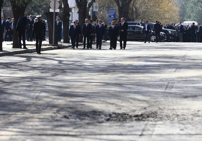 Ankara patlaması Davutoğlu karanfil bıraktı dua okudu - Resim: 1