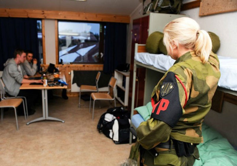 Bu orduda kadın erkek aynı koğuşta kalıyor! Eşi benzeri yok - Resim: 3