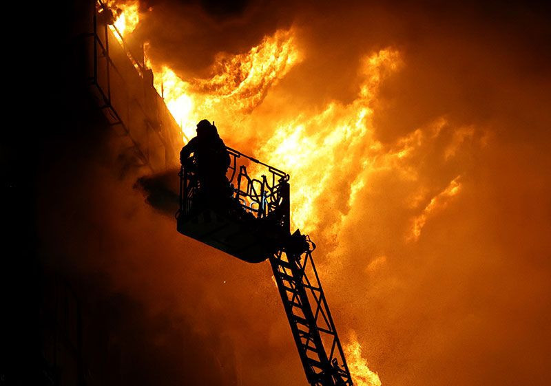 İstanbul'da dev yangın! Arnavutköy'deki fabrika 5 saatte zor söndürüldü - Resim: 1