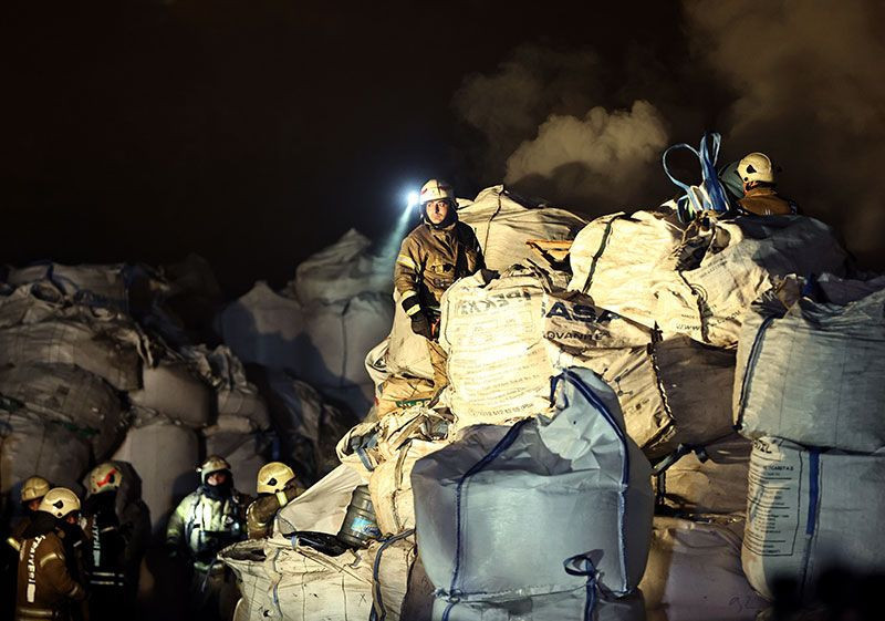 İstanbul'da korkutan yangın! Avcılar'da geri dönüşüm merkezi alev alev yandı - Resim: 4