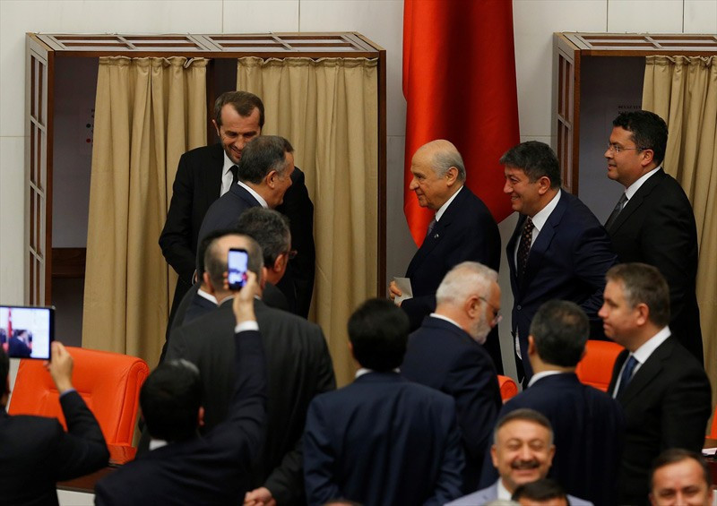 MHP'nin arka sıraları Oktay Vural görüntülendi - Resim: 1