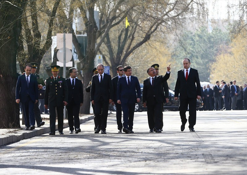 Ankara patlaması Davutoğlu karanfil bıraktı dua okudu - Resim: 2