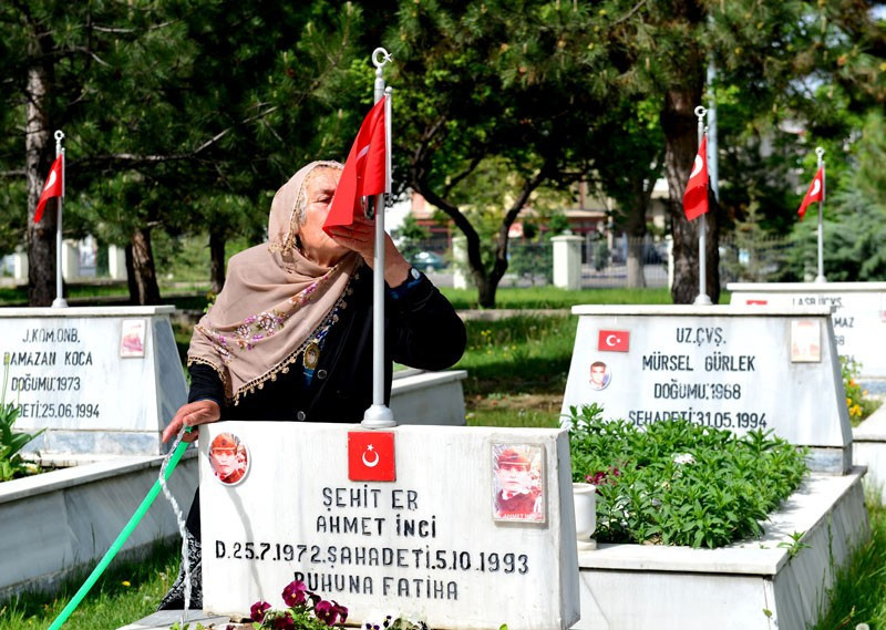 Anneler Günü birde şehitlikte kutlandı yürekler dağlandı! - Resim: 3