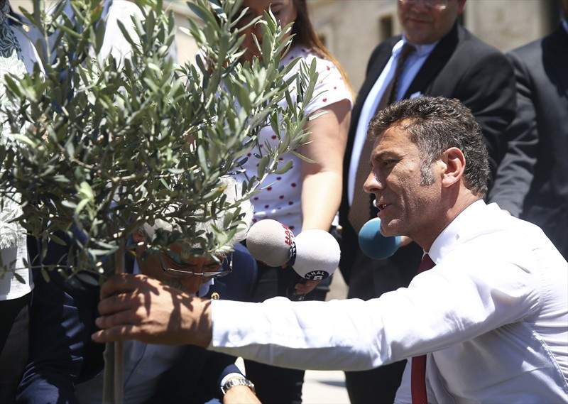 CHP'liler Meclis bahçesine zeytin ağacı dikti - Resim: 3