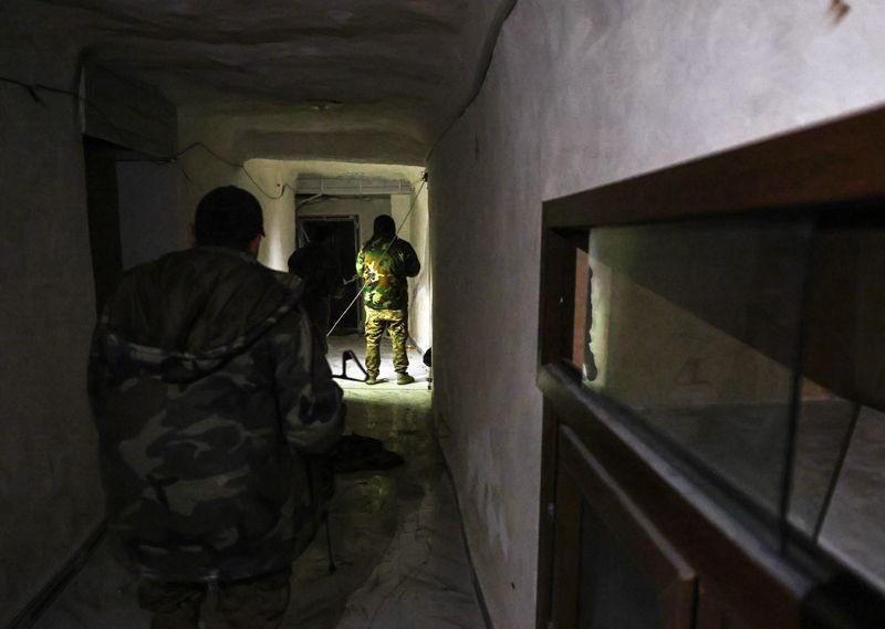 Suriye'nin altını köstebek yuvasına çevirmişler YPG tünelleri görüntülendi - Resim: 13