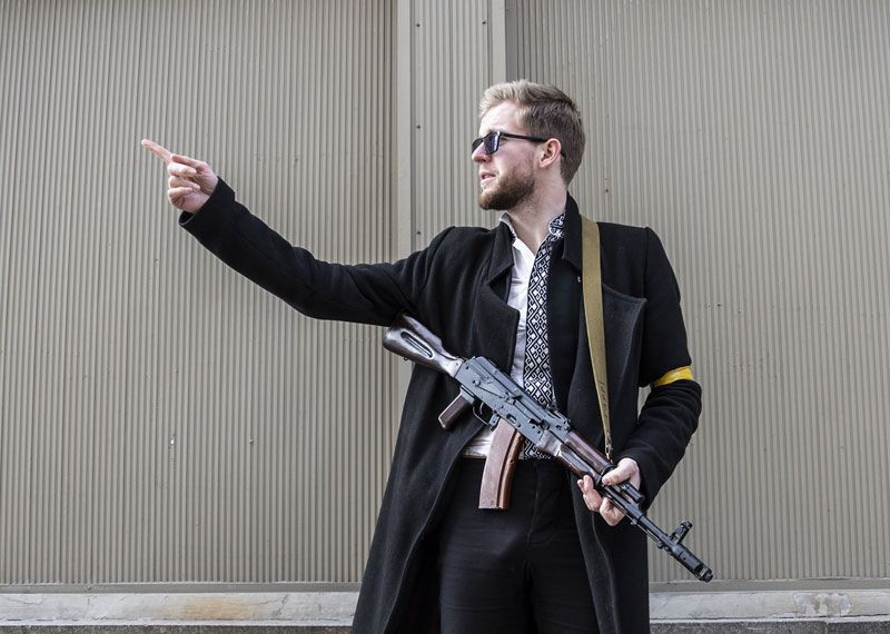 Ukrayna'nın en genç milletvekili Yurash silahlanıp Kiev'da sokağa çıktı verdiği pozlar olay oldu - Resim: 3