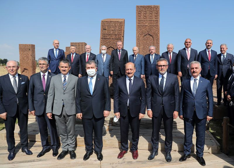 Erdoğan ve Bahçeli Ahlat'ta Selçuklu mezarlığında böyle görüntülendi - Resim: 2