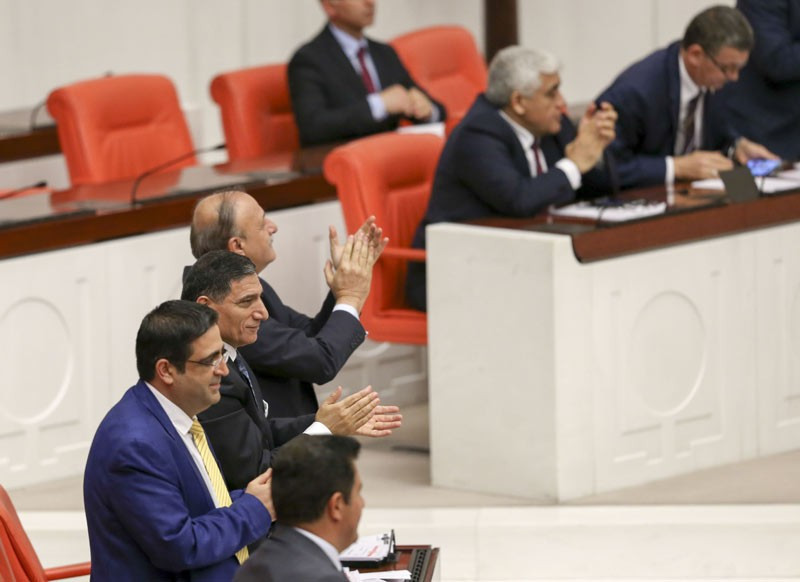 MHP'li Vural ve HDP'li Baluken ayakta alkışladı   - Resim: 4