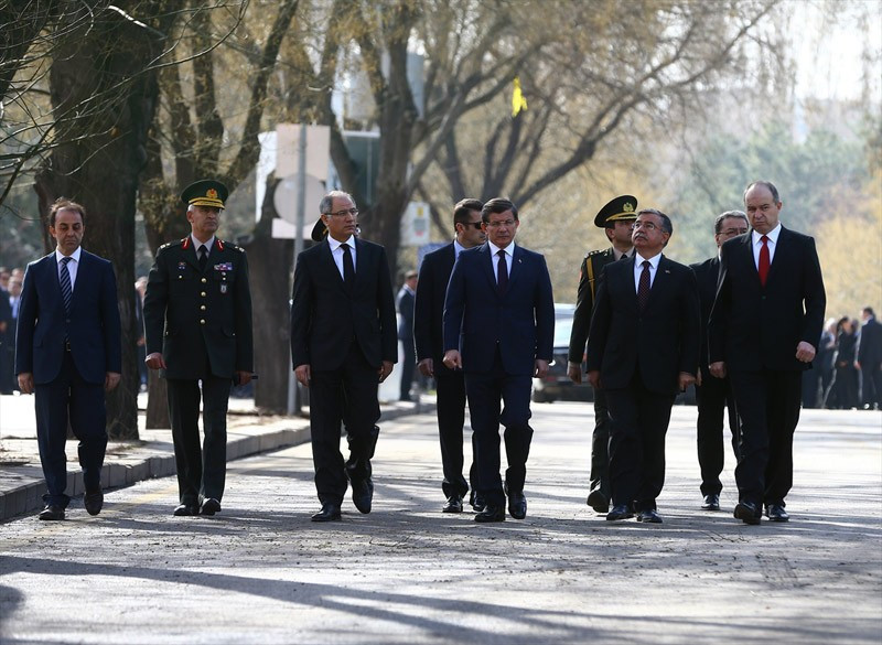 Ankara patlaması Davutoğlu karanfil bıraktı dua okudu - Resim: 3