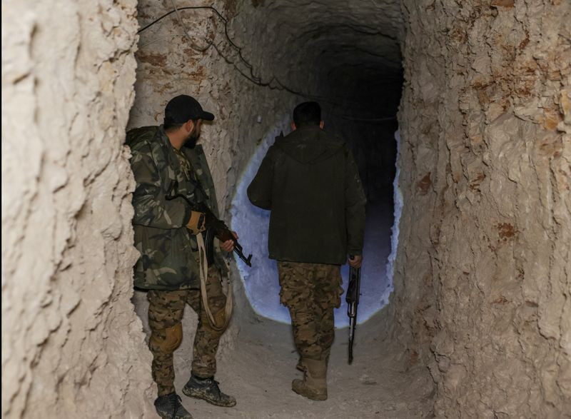 Suriye'nin altını köstebek yuvasına çevirmişler YPG tünelleri görüntülendi - Resim: 2