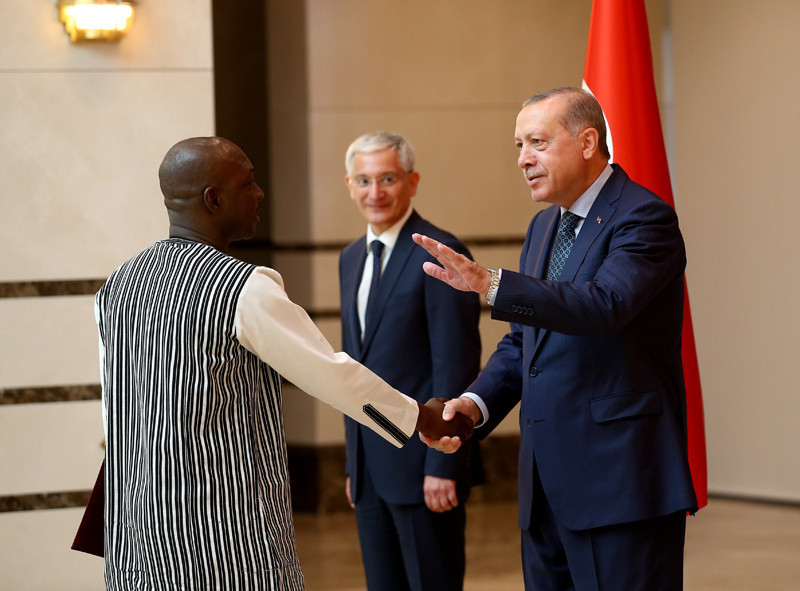 Erdoğan Burkina Faso Büyükelçisi'nin kızını kucağına alıp sevdi renkli kareler - Resim: 4
