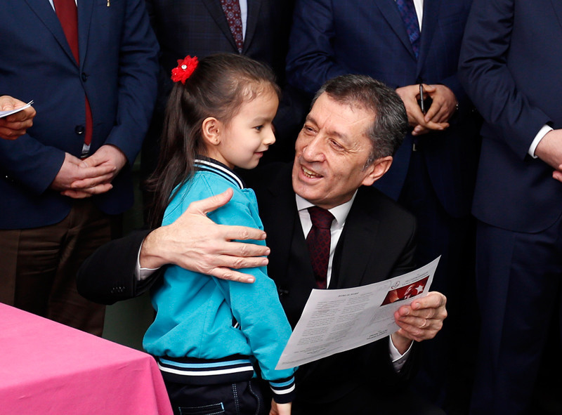 Milli Eğitim Bakanı Ziya Selçuk karne dağıttı sınıfta renkli anlar - Resim: 2
