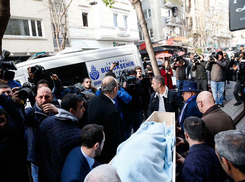 Münir Özkul'un cenazesi tabuta sığmadı! Kızının gözyaşları - Resim: 2
