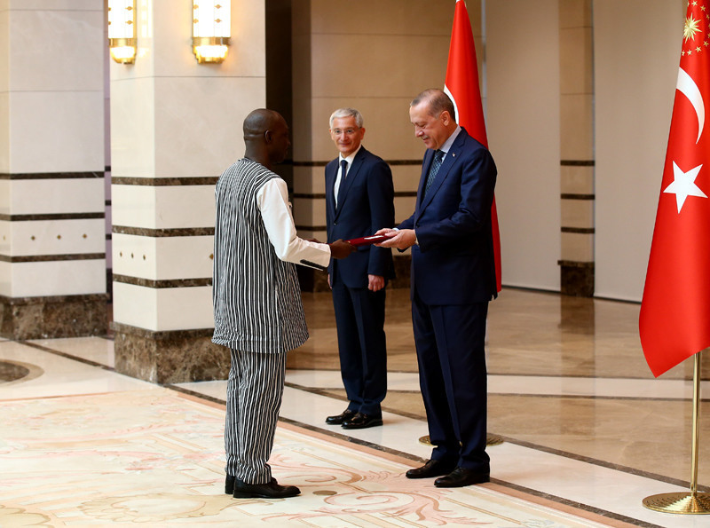 Erdoğan Burkina Faso Büyükelçisi'nin kızını kucağına alıp sevdi renkli kareler - Resim: 3