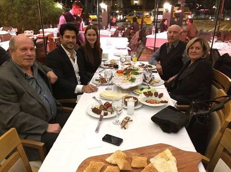 Burak Özçivit Almanya'ya kız isteyip el öpmeye gitti! - Resim: 2