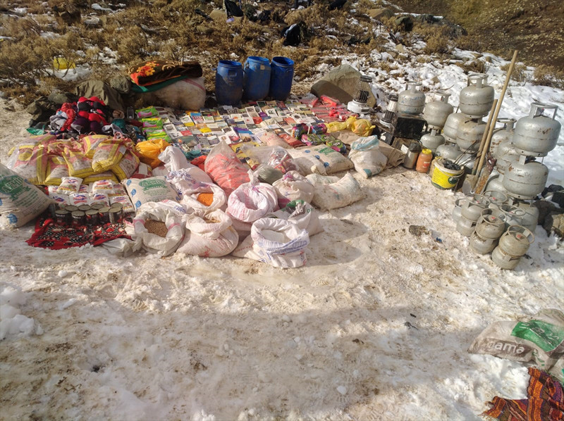 Van Gürpınar'da PKK sığınağında bunlar ele geçirildi - Resim: 1