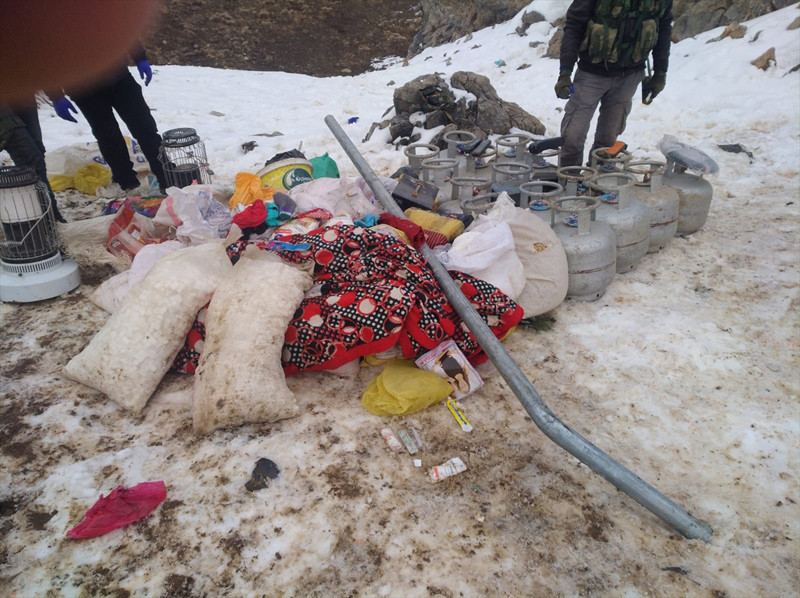 Van Gürpınar'da PKK sığınağında bunlar ele geçirildi - Resim: 2