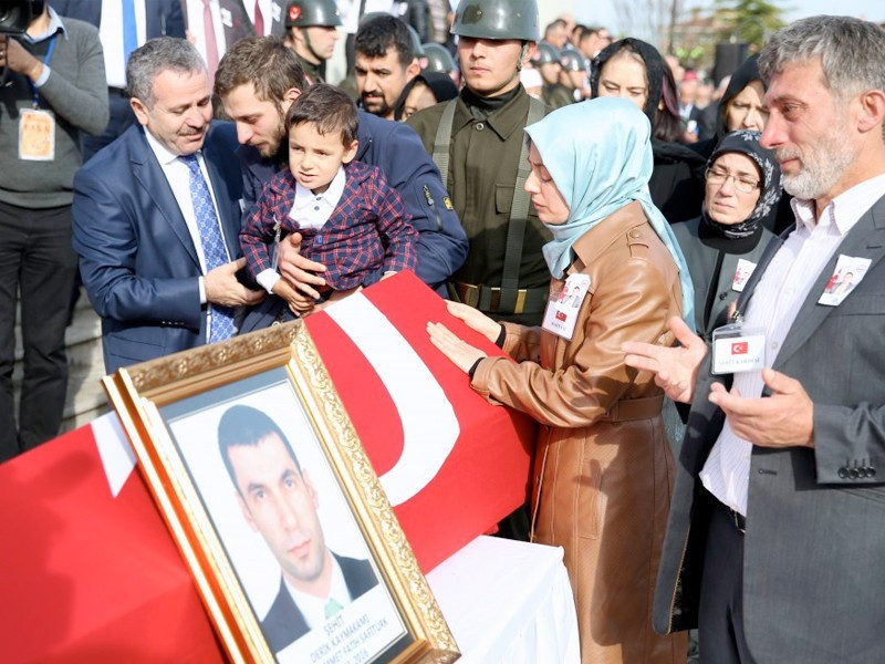 Şehit kaymakama veda binlerce kişi uğurladı - Resim: 2