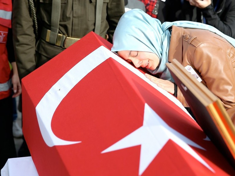 Şehit kaymakama veda binlerce kişi uğurladı - Resim: 4