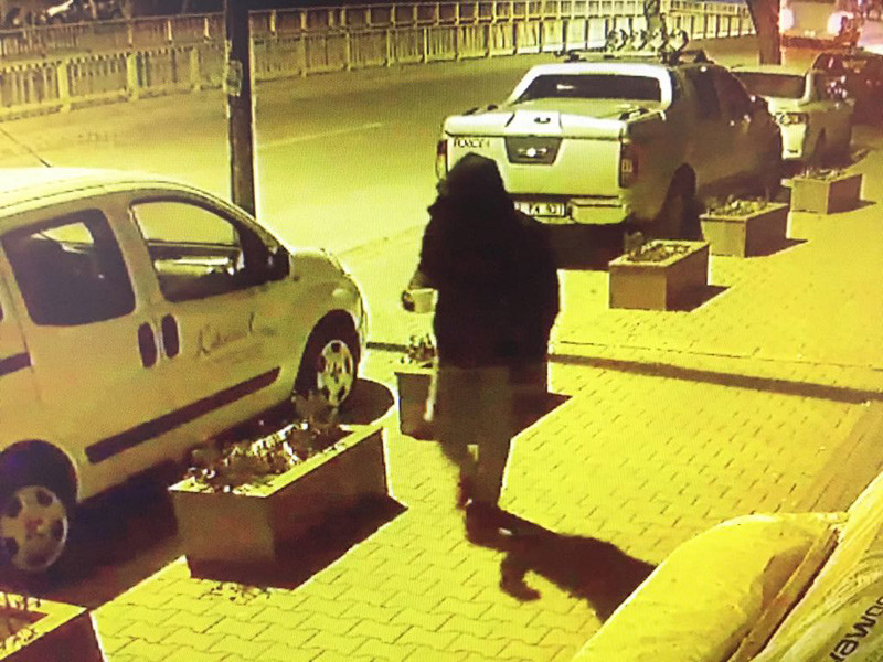 Genç kadının yüzüne tuz ruhu atan kişi bakın kim çıktı! - Resim: 1