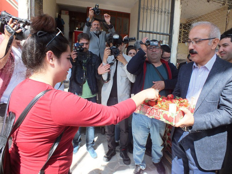 Bakan Elvan şalvar giyip erik paketledi - Resim: 4