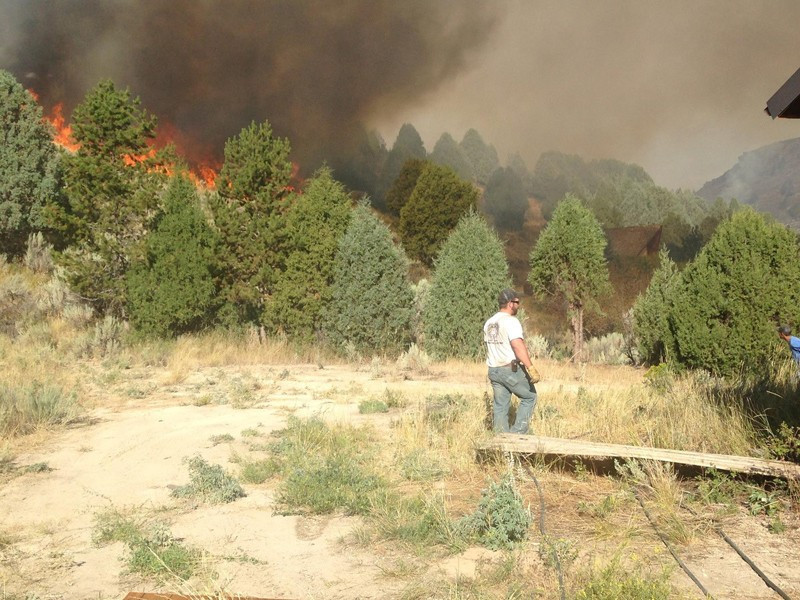 Yangından kaçıyorlardı alevlerin içinde bir anda siluet belirdi - Resim: 2