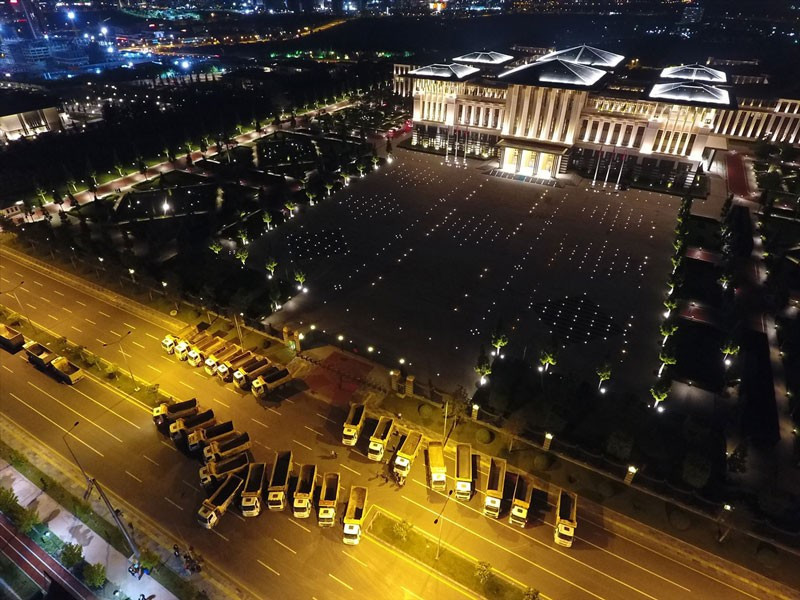 Hava karardıktan sonra Külliye'nin önünde çekildi! Bir anda gelip... - Resim: 4