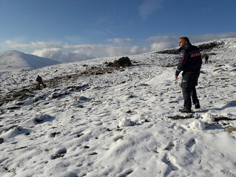 Isparta'da askeri uçak düştü enkazdan 3 şehit çıkarıldı - Resim: 2
