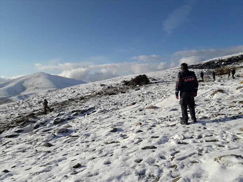 Isparta'da askeri uçak düştü enkazdan 3 şehit çıkarıldı - Resim: 3