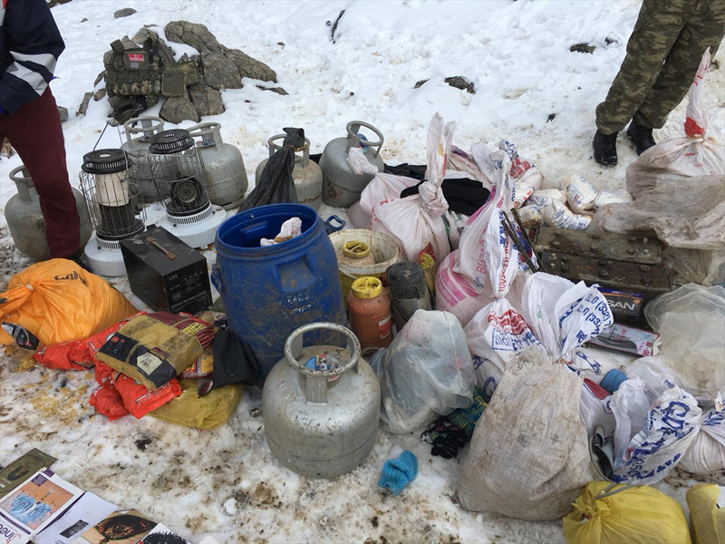 Van Gürpınar'da PKK sığınağında bunlar ele geçirildi - Resim: 3