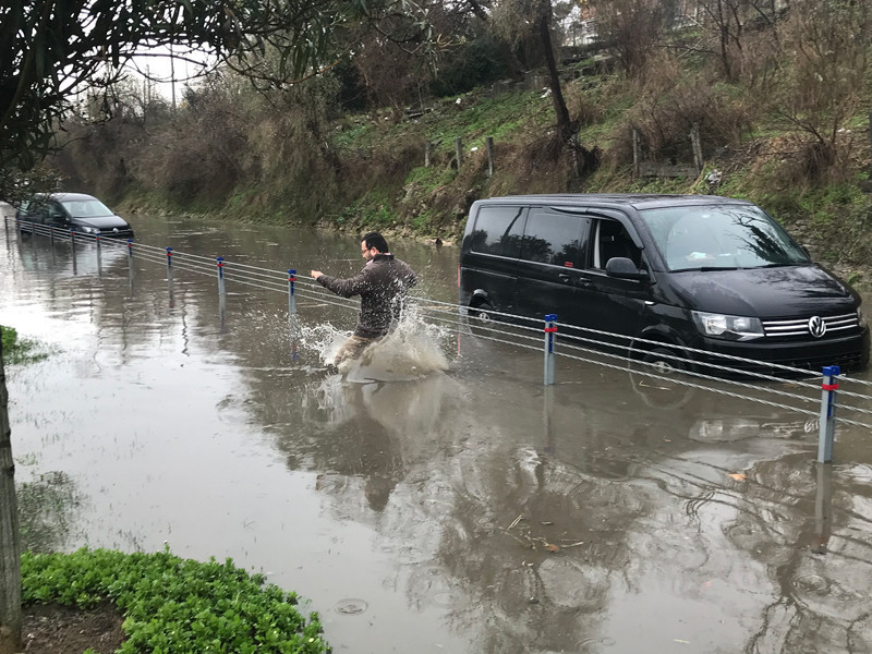 Bakırköy Florya'yı su bastı sürücü aracından böyle atladı - Resim: 4