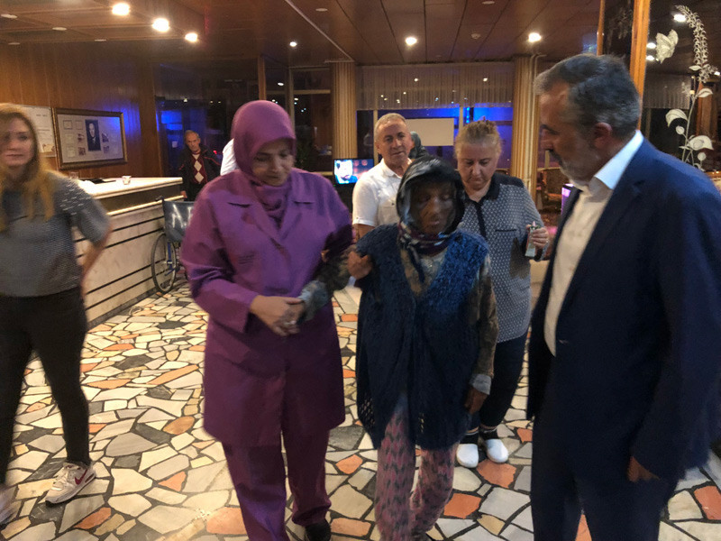 İnsafsız gelin kaynanasını sokak ortasında böyle dövdü - Resim: 1