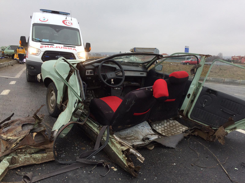 Tekirdağ'da korkunç kaza otomobil ikiye bölündü - Resim: 1