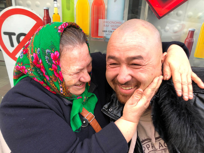 Gerçeği komşusundan öğrendi 38 yıl sonra annesine kavuştu  - Resim: 1