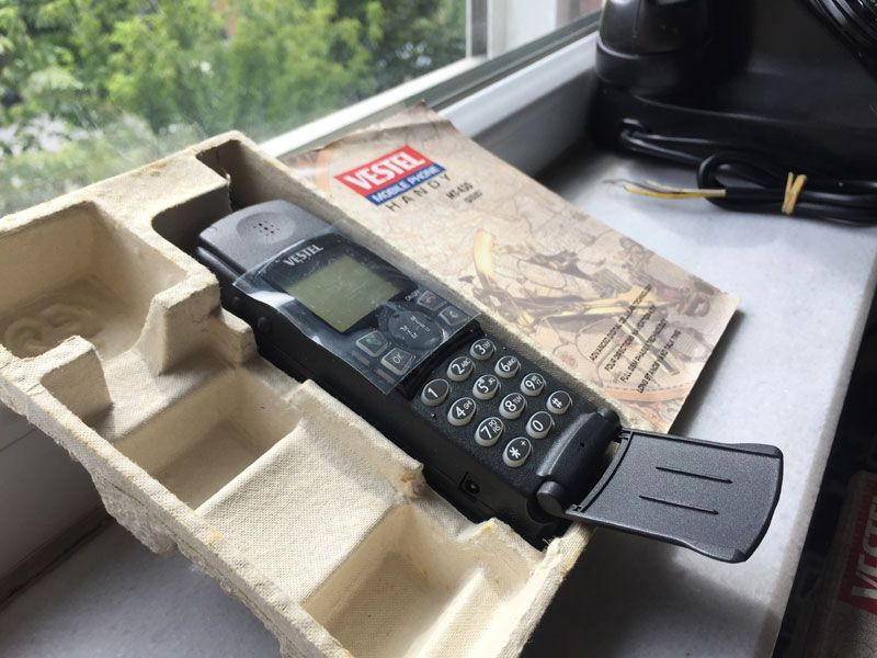 15 yılda 2 bin cep telefonu biriktirdi hepsini yatak odasında saklıyor - Resim: 1