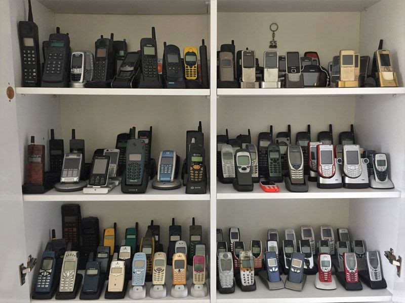 15 yılda 2 bin cep telefonu biriktirdi hepsini yatak odasında saklıyor - Resim: 3