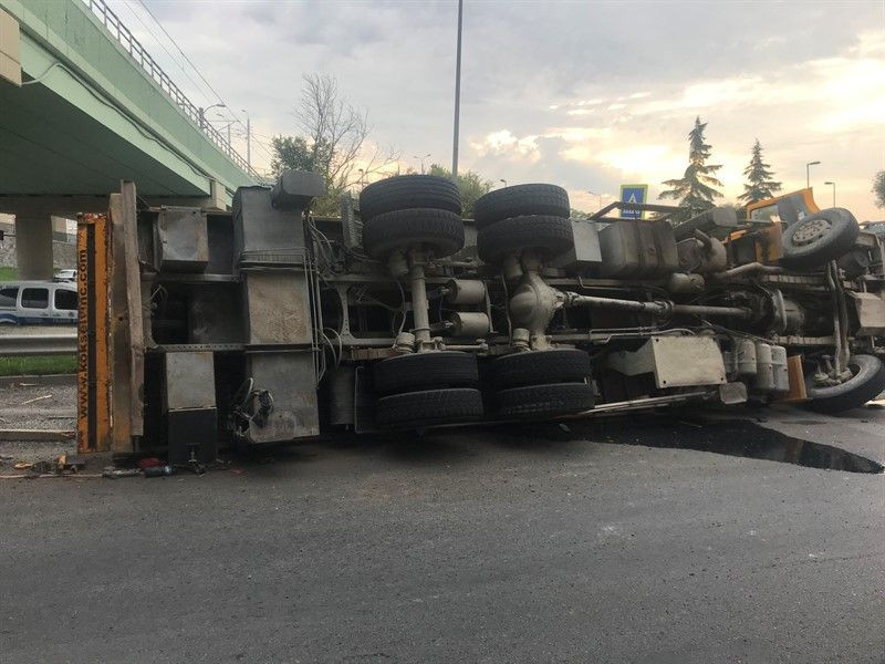 İstanbul'da yola devrilen vinç trafiği felç etti - Resim: 2