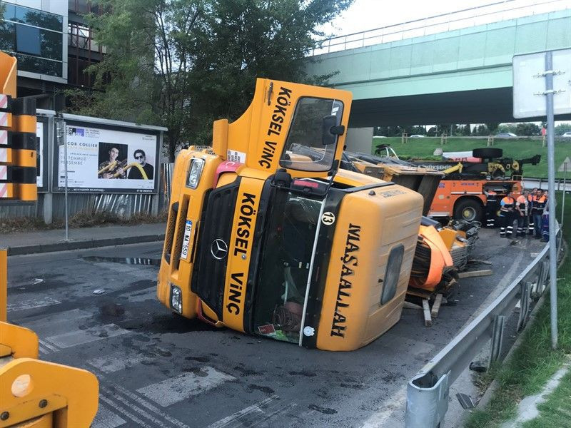 İstanbul'da yola devrilen vinç trafiği felç etti - Resim: 3