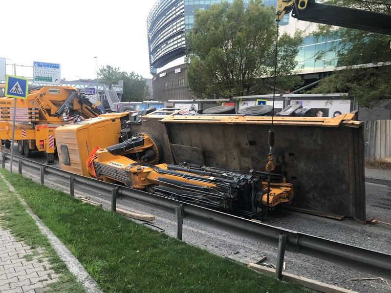 İstanbul'da yola devrilen vinç trafiği felç etti - Resim: 4