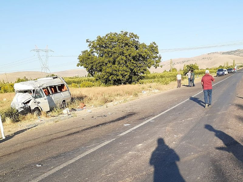 Kayseri'de minibüs ile kamyonet çarpıştı 18 yaralı - Resim: 1