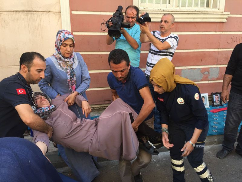 HDP'liler eylem yapan anneleri tehdit etti ortalık karıştı - Resim: 2