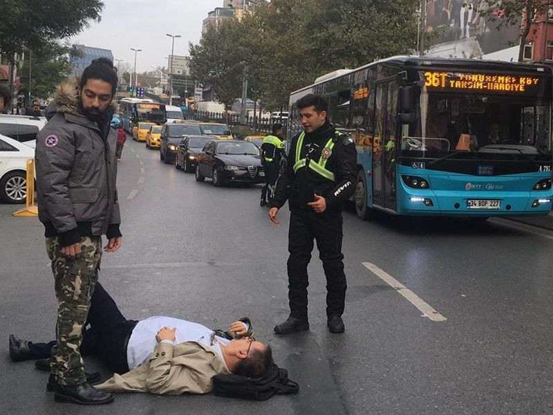 İstanbul Beyoğlu’nda motosikletin çarptığı yaşlı adam yaralandı - Resim: 3