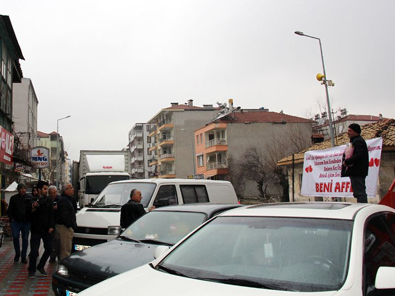 Burdur'da barışmak için pankart açan adamı eşi polise şikayet etti - Resim: 1