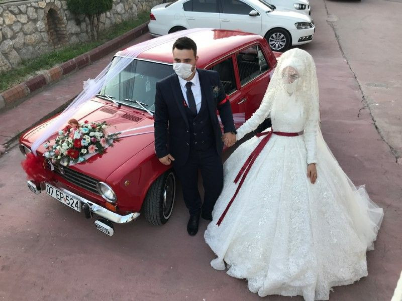 Karabük'te damat klasik otomobilini yıpranmasın diye çekiciye yükleyip kız almaya gitti - Resim: 1