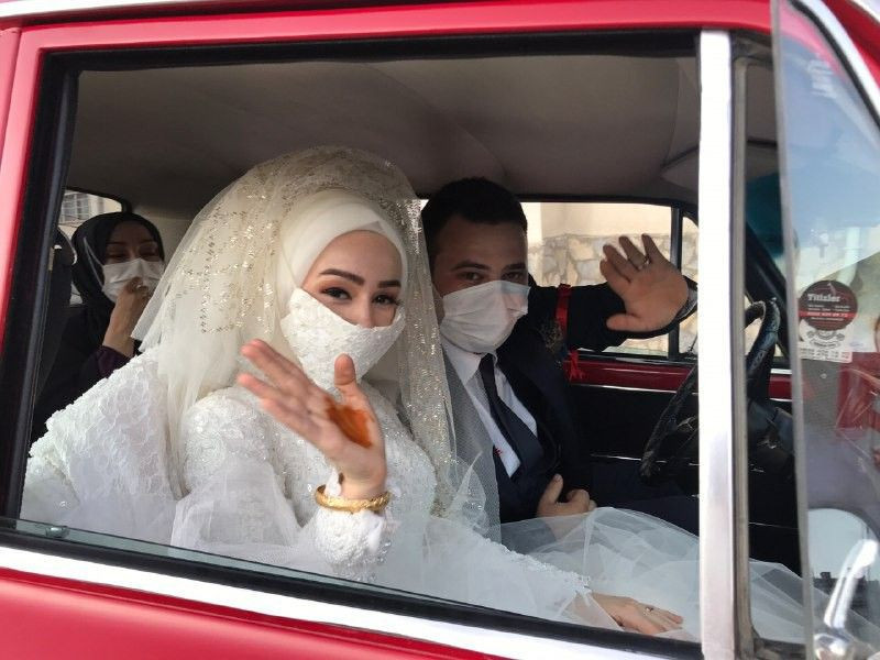 Karabük'te damat klasik otomobilini yıpranmasın diye çekiciye yükleyip kız almaya gitti - Resim: 3