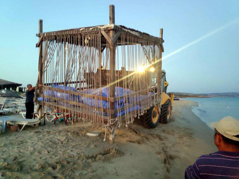 Çeşme'de kumsaldaki 1500 liralık localar kaldırıldı - Resim: 1