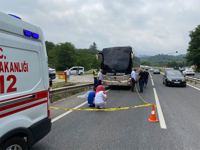 Düzce’de yolcu otobüsünün çarptığı kadın hayatını kaybetti - Resim: 4