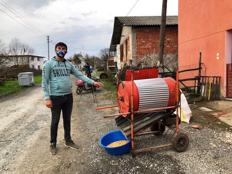 Sakaryalı çiftçi pahalı gelince kendi makinesini yaptı annesi dertten kurtuldu 100 liraya mal etti - Resim: 1